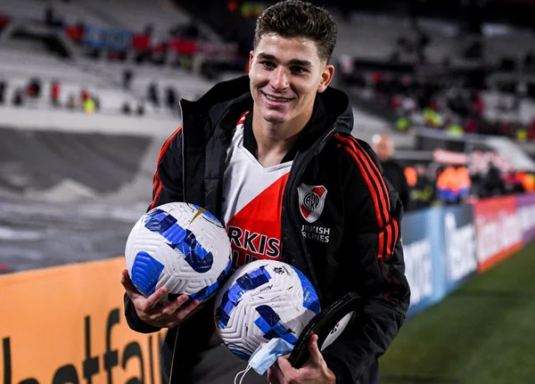 Julián Álvarez fez seis gols e levou duas bolas para casa