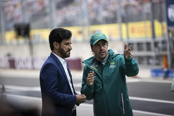 Imagem colorida de presidente da FIA e Fernando Alonso - Metrópoles