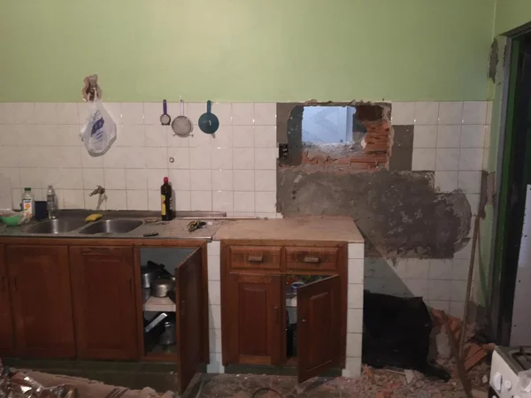 Grupo tentou roubar banco após cavar buraco em parede