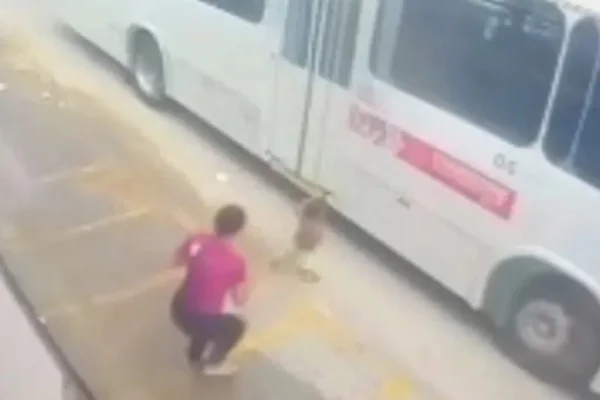 Criança quase foi atropelada por ônibus - Metrópoles