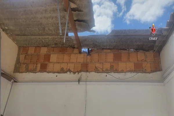Vídeo: homem fazia manutenção em telhado, cai e fica em estado grave