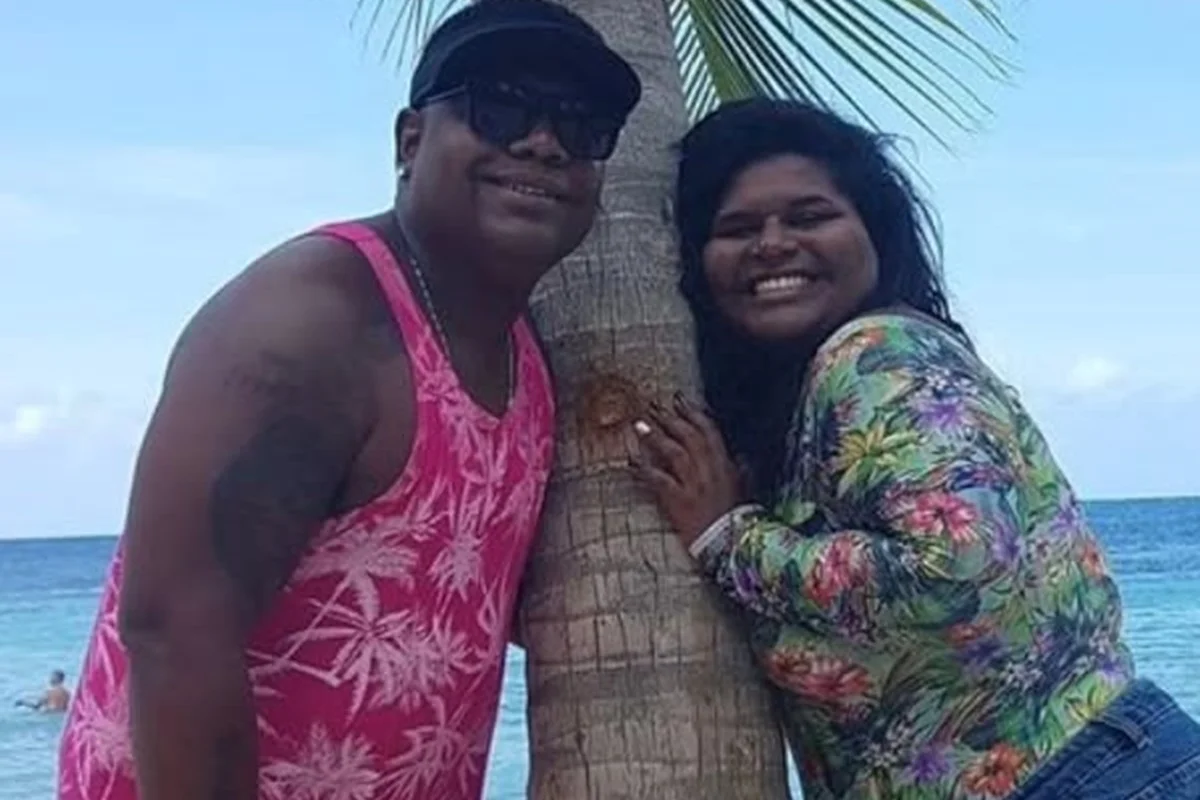 MC Marcinho e a filha, Mareé, posam juntos na praia MC Marcinho e a filha, Mareé, posam juntos na praia