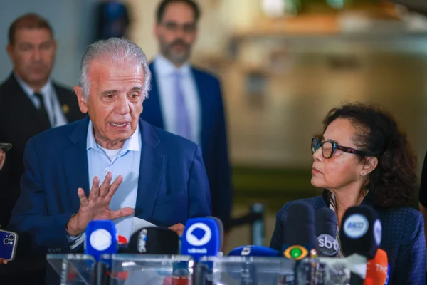 O Ministro da Defesa, José Múcio, e a secretária-geral das Relações Exteriores, Maria Laura da Rocha, falam com a imprensa após ataque dos Estados Unidos à Venezuela e a captura do presidente Nicolás Maduro