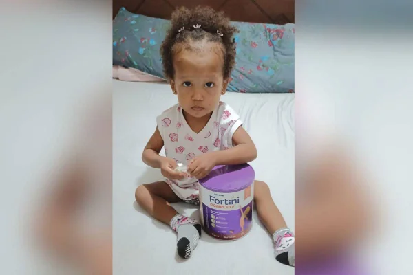 O centro de apoio para famílias de crianças com deficiência e doenças crônicas Instituto Sol Nascente (ISN) iniciou uma campanha para receber doações para Aylla Valentina Rodrigues (foto em destaque), de 1 ano e 6 meses. A pequena nasceu prematura com uma malformação arteriovenosa da veia de Galeno, mais conhecido como aneurisma. Essa condição levou Aylla a desenvolver o coração grande, o tornando cardíaca.