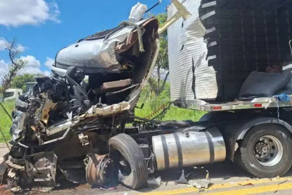 Imagem colorida, carreta batida após adolescente, de 16 anos, conduzir o veículo - Metrópoles