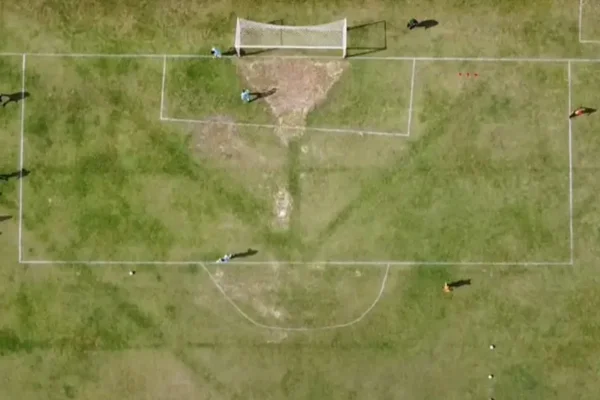 Linhas tortas do gramado viralizam em jogo do Campeonato Piauiense