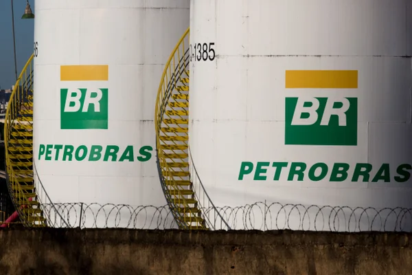 Terminal Terrestre da Petrobras em Brasília, armazena e distribui produtos derivados do petróleo para as companhias distribuidoras da região. Tanques de armazenagem em distribuidora de combustíveis após reajuste no preço dos derivados de petróleo
