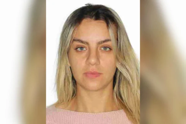 Foto colorida da policial militar Gisele Alves Santana.