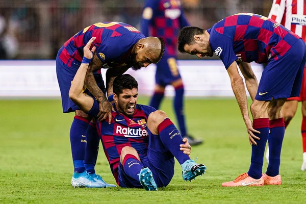 Suárez passa por cirurgia e desfalca Barcelona por até 4 meses