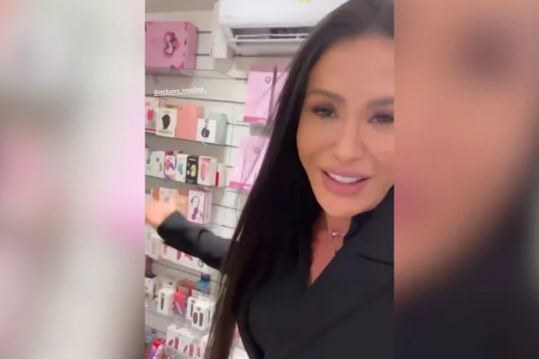 Imagem colorida mostra Gracyanne Barbosa em sex shop de São Paulo - Metrópoles
