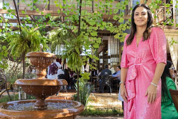 Julianna Rodrigues brinda à vida em almoço especial no Marie Cuisine