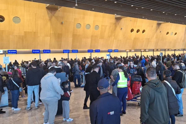 Imagem colorida de saguão de aeroporto lotado - Metrópoles