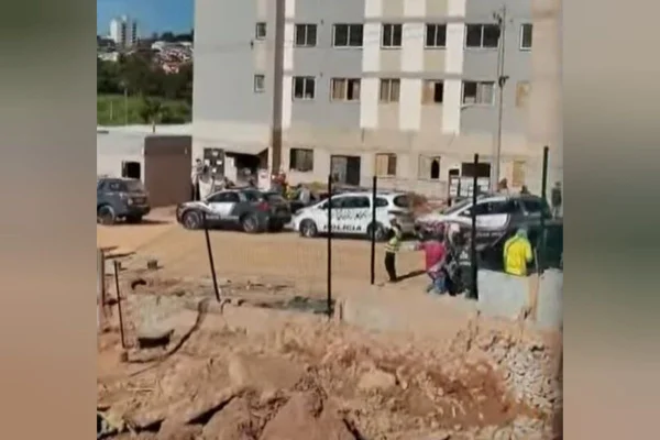 Imagem colorida mostra área em obras. Ao fundo, há um prédio residencial sendo construído - Metrópoles