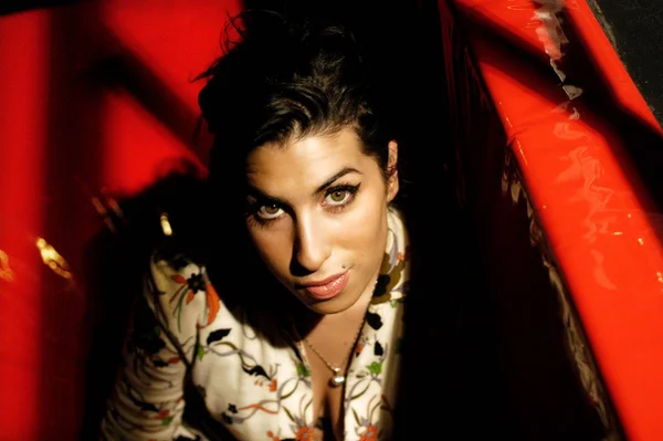foto colorida do rosto de Amy Winehouse - metrópoles