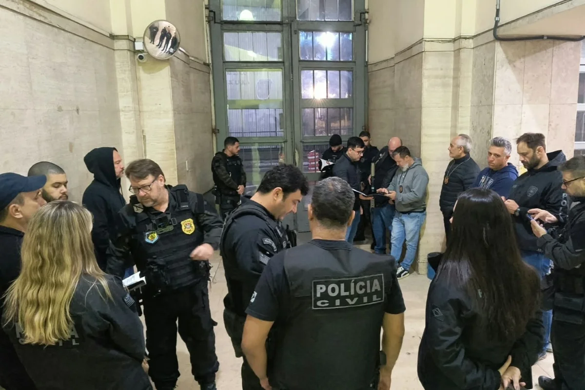 Policiais civis reunidos antes de operação contra golpes bancários Policiais civis reunidos antes de operação contra golpes bancários