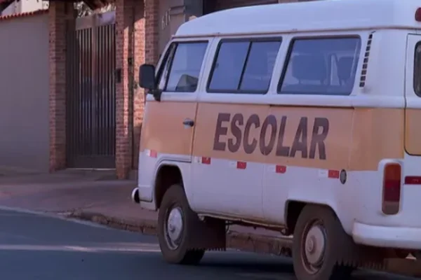 Imagem colorida de uma van escolar onde o motorista teria abusado de alunas - Metrópoles
