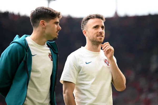 Imagem colorida dos jogadores Diogo Jota e Pedro Neto - Metrópoles