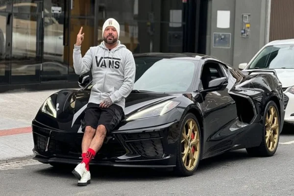 Imagem colorida de empresário em frente a um carro - Metrópoles