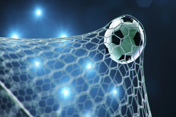 Bola acerta a rede de gol no futebol