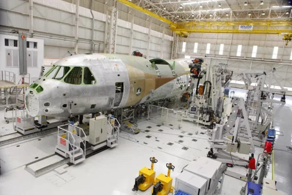 Imagem colorida de instalações da Embraer em Gavião Peixoto, interior de SP