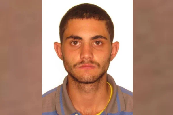 Pedro Alexandre Silva Lobo Boff, jovem preso 7 anos após matar revisor de texto no DF. Homem branco, de bigode, olhos castanhos usa camisa gola polo - Metrópoles
