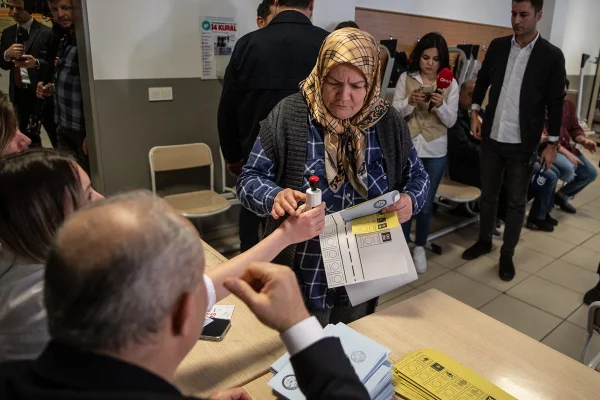 Imagem de mulher votando nas eleições municipais na turquia em 2024