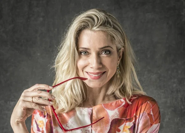 Letícia Spiller causa na web ao aparecer vestida de Paquita