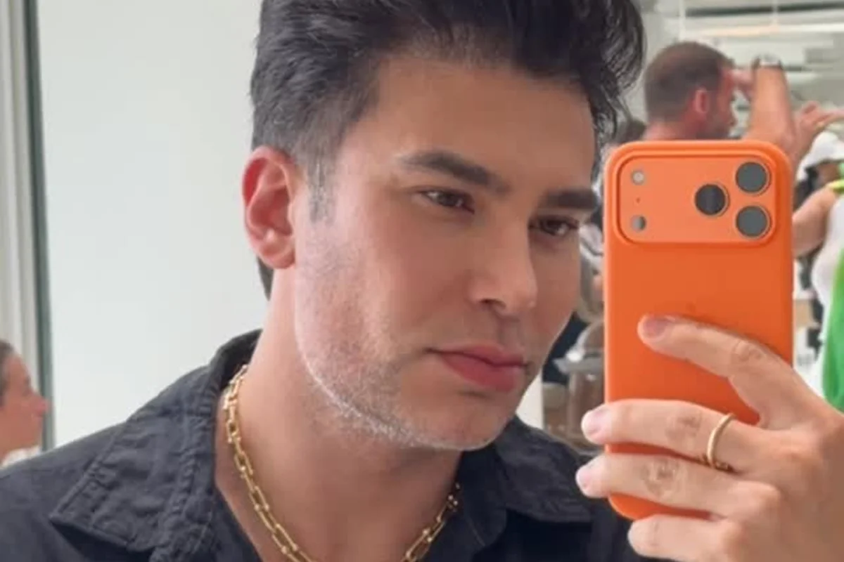 Guto Crawford faz selfie no espelho Guto Crawford faz selfie no espelho