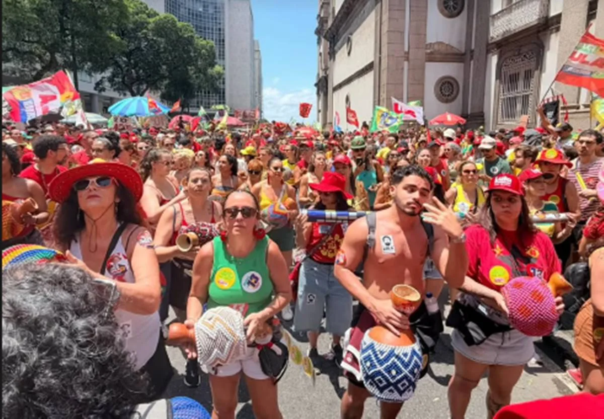 Ato pró-PT reune apoiadores na Candelária Ato pró-PT reune apoiadores na Candelária