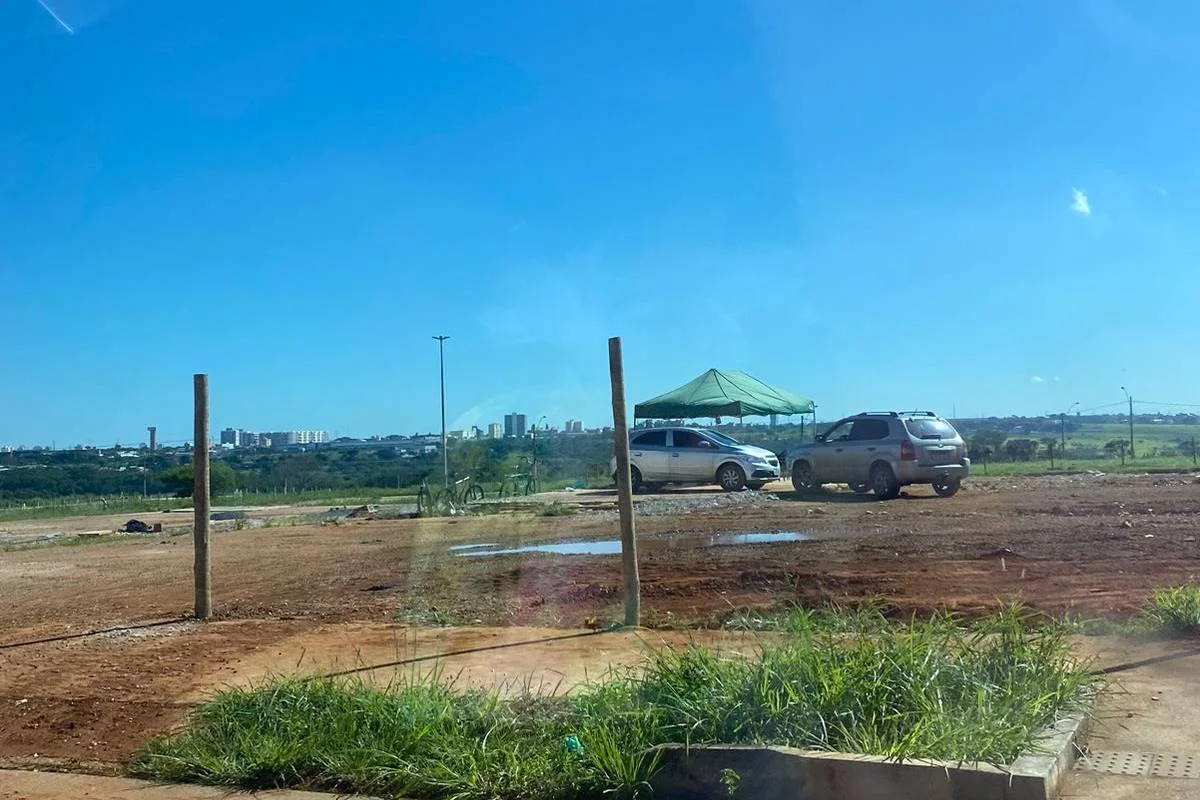 As estacas foram colocadas no espaço público entre essa terça e quarta-feira (17/1) As estacas foram colocadas no espaço público entre essa terça e quarta-feira (17/1)