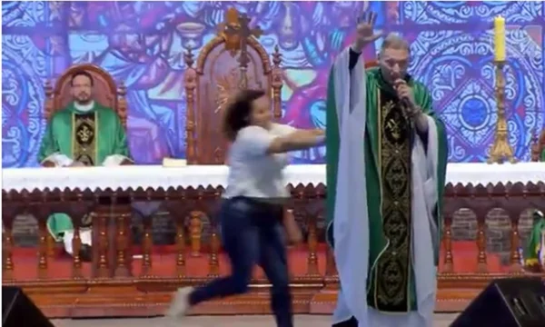 Vídeo: mulher empurra padre Marcelo Rossi de palco durante missa em SP