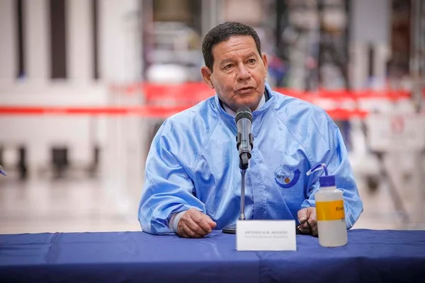 “O cargo de ministro é político”, diz Mourão sobre Saúde