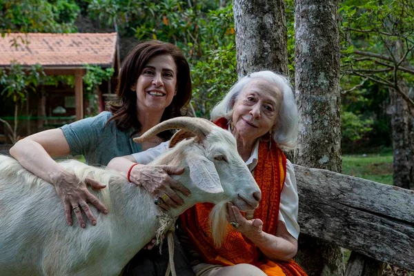 Fernanda Montenegro e Fernanda Torres com o bode