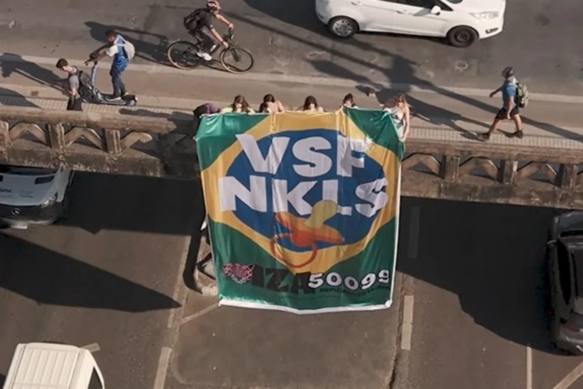 Psolistas provocam Nikolas Ferreira com bandeirão em BH