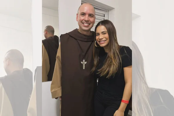 foto colorida cantora Lexa com Frei Gilson