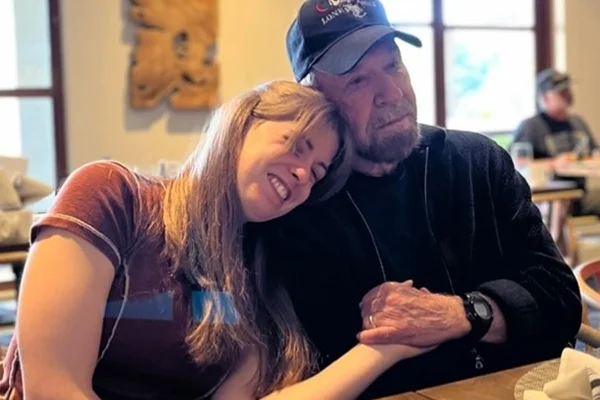 Caçula de Chuck Norris, Danilee desabafa sobre perda do pai: "Foi meu protetor" - Metrópoles