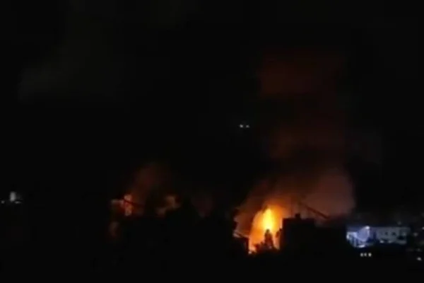 Imagem colorida mostra foguete disparado contra israel, que teria errado o alvo no mesmo momento em que um foguete atingia um hospital de Gaza - Merópoles