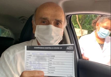 Drauzio Varella é vacinado contra Covid-19 e diz: “Confie na ciência”