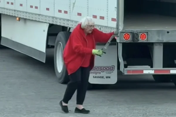 Print de um vídeo colorida da caminhoneira Mary Bass, mais conhecida como Candy - Metrópoles