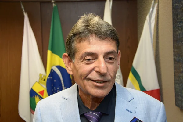 Juiz flagrado bebendo em sessão recebeu salário de R$ 105 mil em julho