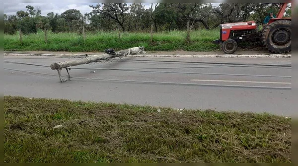 Trator derruba poste no DF e fiação cai sobre carros