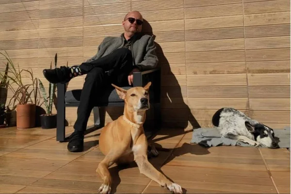 Diplomata com cachorros - Metrópoles