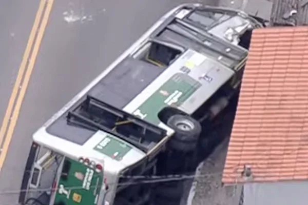 Duas pessoas ficaram feridas após o ônibus virar na Rua Solidônio Leite; Samu socorreu as vítimas e CET bloqueou completamente a via - Metrópoles