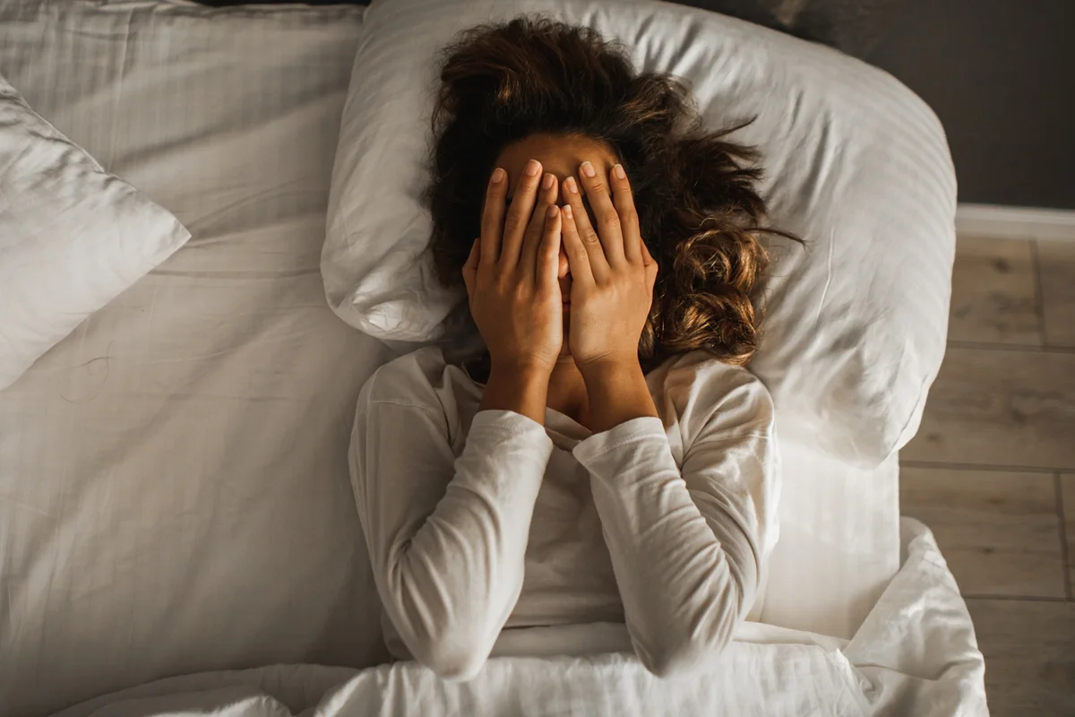 Dormir sem escovar os dentes favorece a formação de placa bacteriana Dormir sem escovar os dentes favorece a formação de placa bacteriana