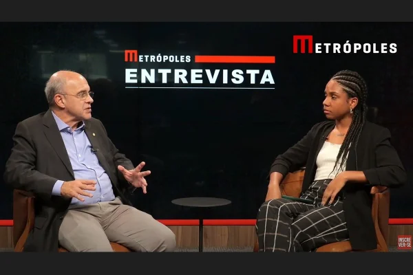 Imagem colorida mostra o deputado federal Bandeira de Melo (PSB-RJ) sendo entrevistado pela repórter Rebeca Borges, do Metrópoles - Metrópoles