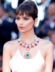 Franjinha com coque banana para Emily Ratajkowski 