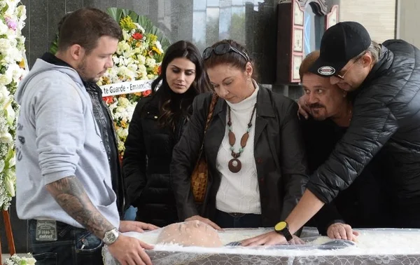 Kiko, Leandro e Bruno, do KLB, dão o último adeus ao pai em velório
