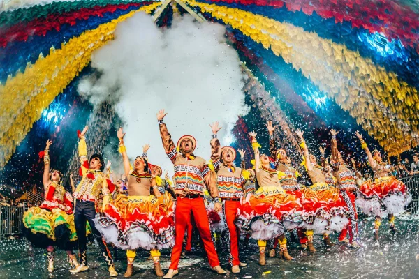 foto colorida, de uma festa junina varias pessoas cantando - Metrópoles