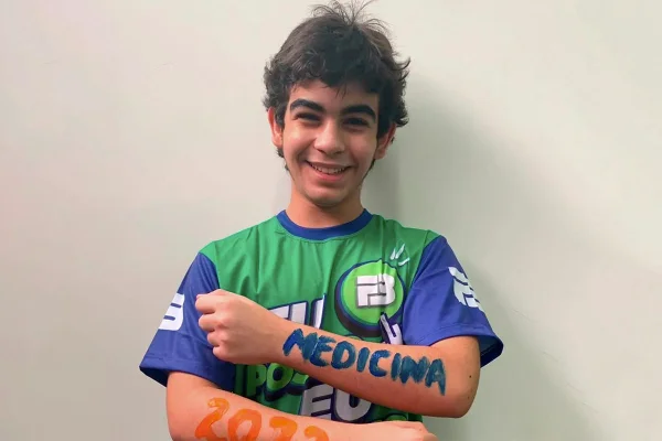 Conheça a rotina do adolescente de 14 anos aprovado em medicina e direito