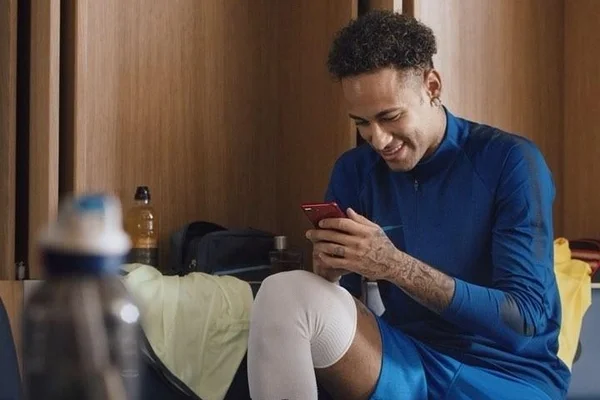 Saudade? Neymar curte foto com Bruna Marquezine e se arrepende